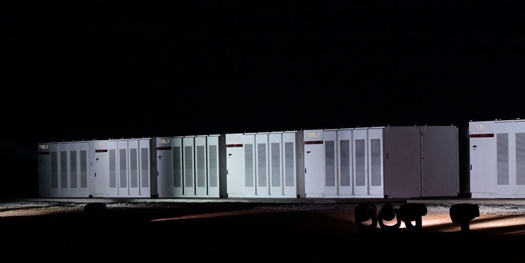 Elon Musk construye la mayor batería del mundo.