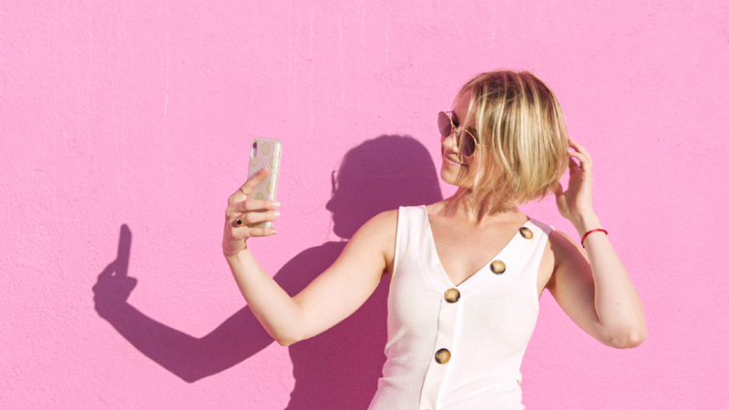 Fake famous: una persona echándose un selfie con el móvil.