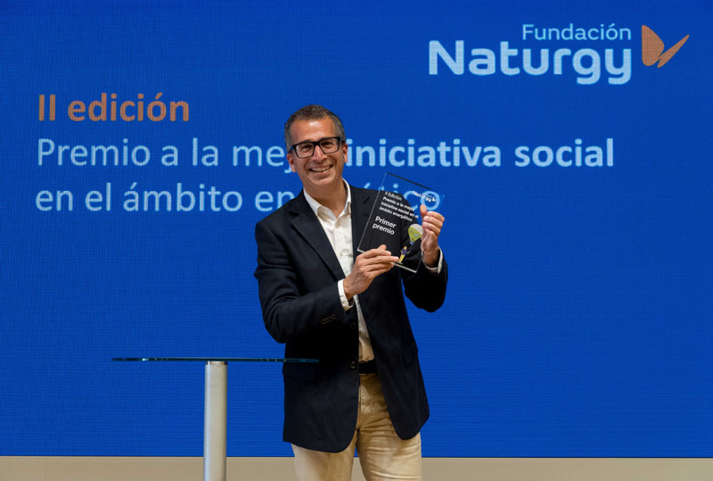 Nacho Sequeira (Fundación Exit) recogiendo el premio de Fundación Naturgy.