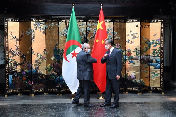 Argelia se refugia en China.
