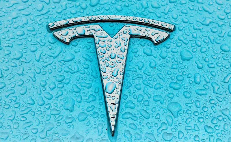 Logotipo de Tesla con agua