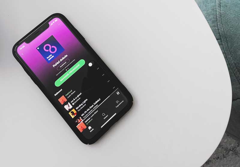 Teléfono con la aplicación Spotify
