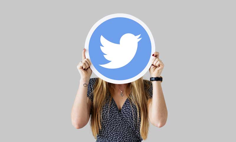 Chica con logo de Twitter en la cara