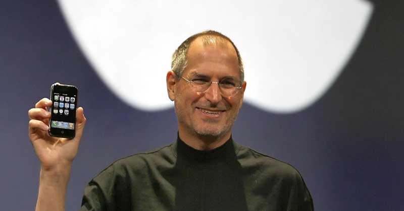 Steve Jobs con primer iPhone