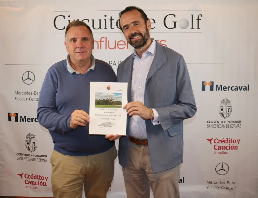 Premio Especial La Herrería al Drive Más Largo en el Hoyo 3 es para Álvaro Lozano, a la derecha en la imagen. Entrega el premio Fernando Blanco, director deportivo del Real Club de Golf La Herrería.
