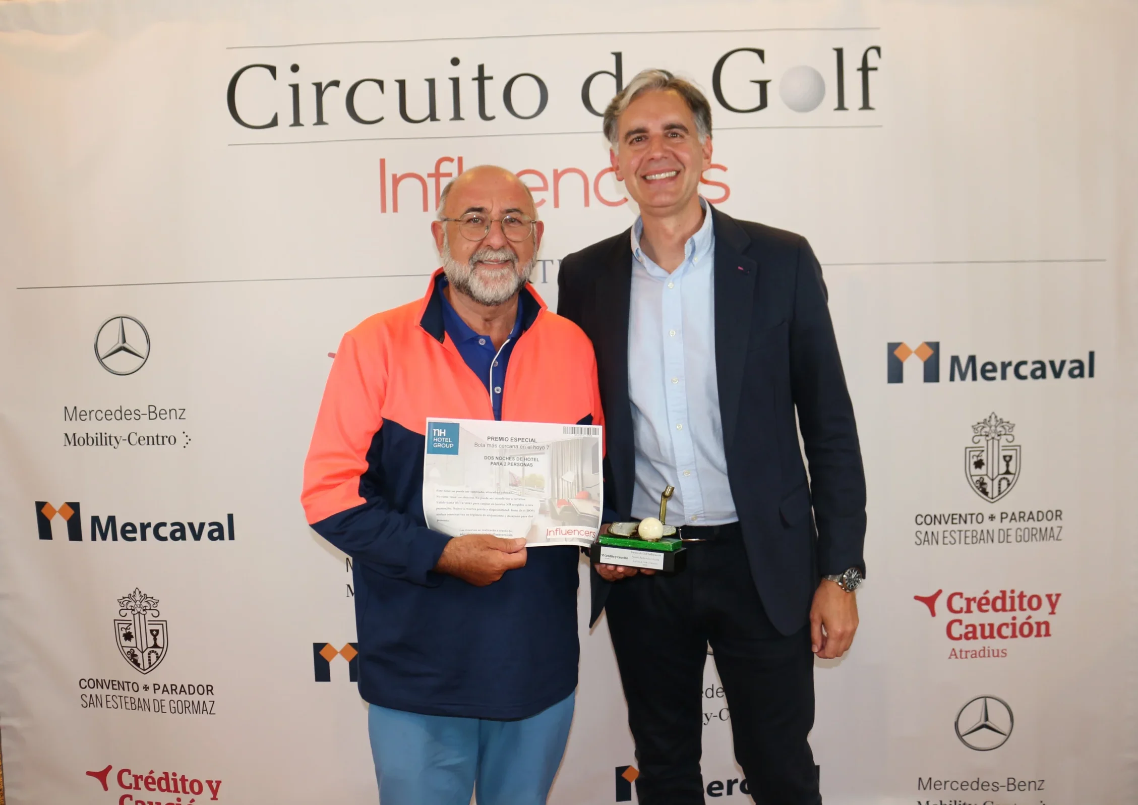 Premio Especial Crédito y Caución a la Bola Más Cercana en el Hoyo 7 para Eduardo Carrasco, a la izquierda, premio entregado por Miguel Ángel Gómez, director de Influencers.