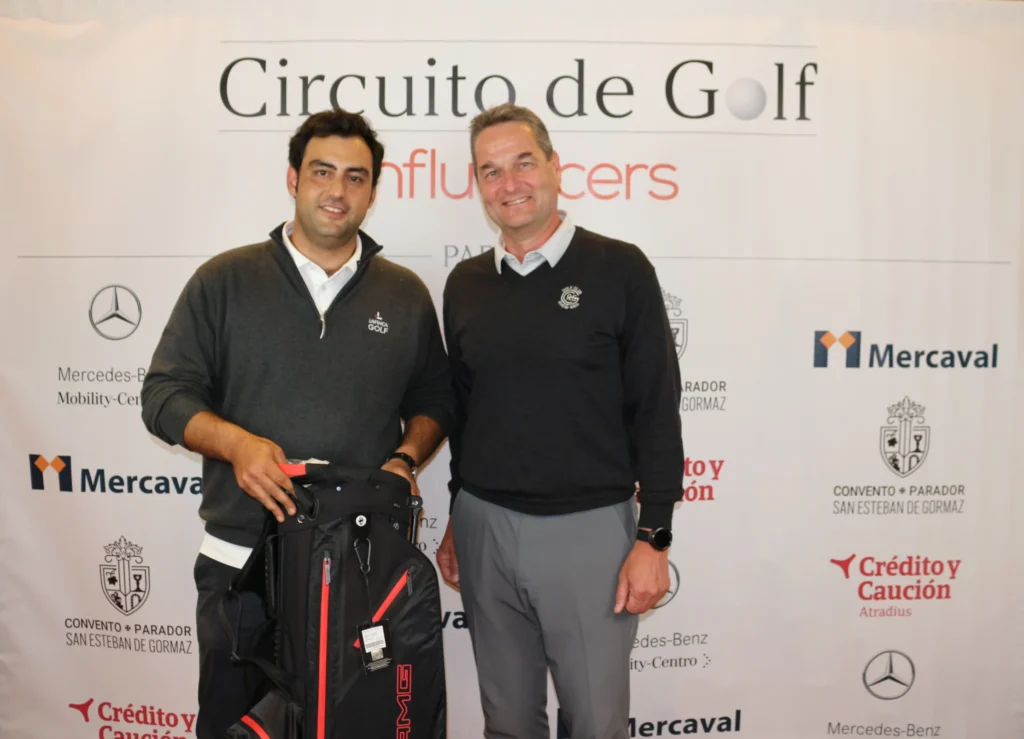Premio Especial Mercedes-Benz Mobility-Centro a la Bola Más Cercana en el Hoyo 8 para Jorge Muñoz, a la izquierda, premio que entrega Stephan Graff, CEO de Mobility-Centro.