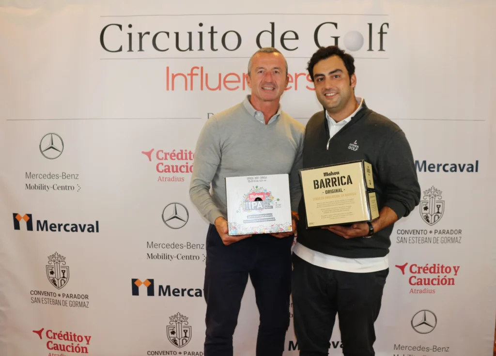 Premio Especial Mahou San-Miguel al Drive Más Largo en el Hoyo 15 para Álvaro Lozano, a la derecha en la imagen. Entrega el premio Juan José de Madariaga, director de Relaciones Externas de Mercado Mahou-San Miguel.