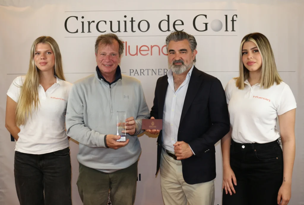 Alejandro Troncoso, segundo por la izquierda, recibe el premio al Ganador en Tercera Categoría. Entrega el premio Enrique Solana, propietario del Convento-Parador de San Esteban de Gormaz.
