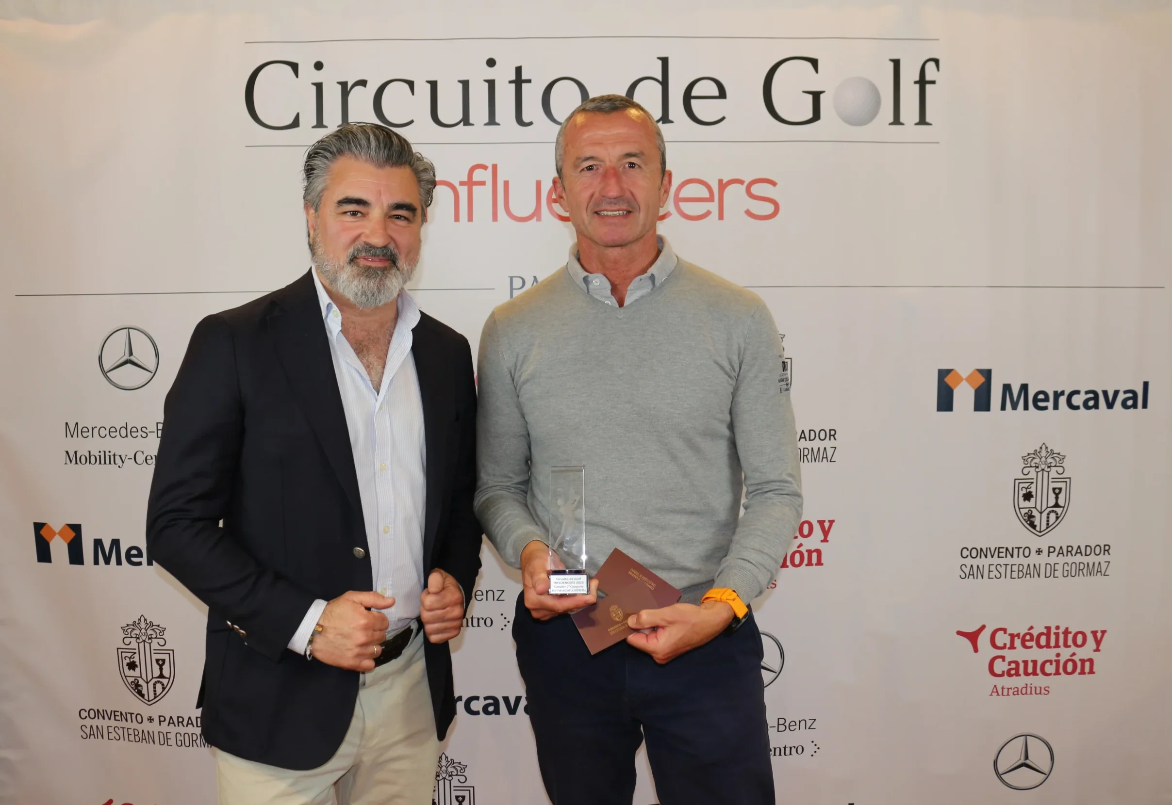 Juan José de Madariaga, a la izquierda, recibe el premio al Ganador en Segunda Categoría, entregado por Enrique Solana, propietario del Convento-Parador de San Esteban de Gormaz.