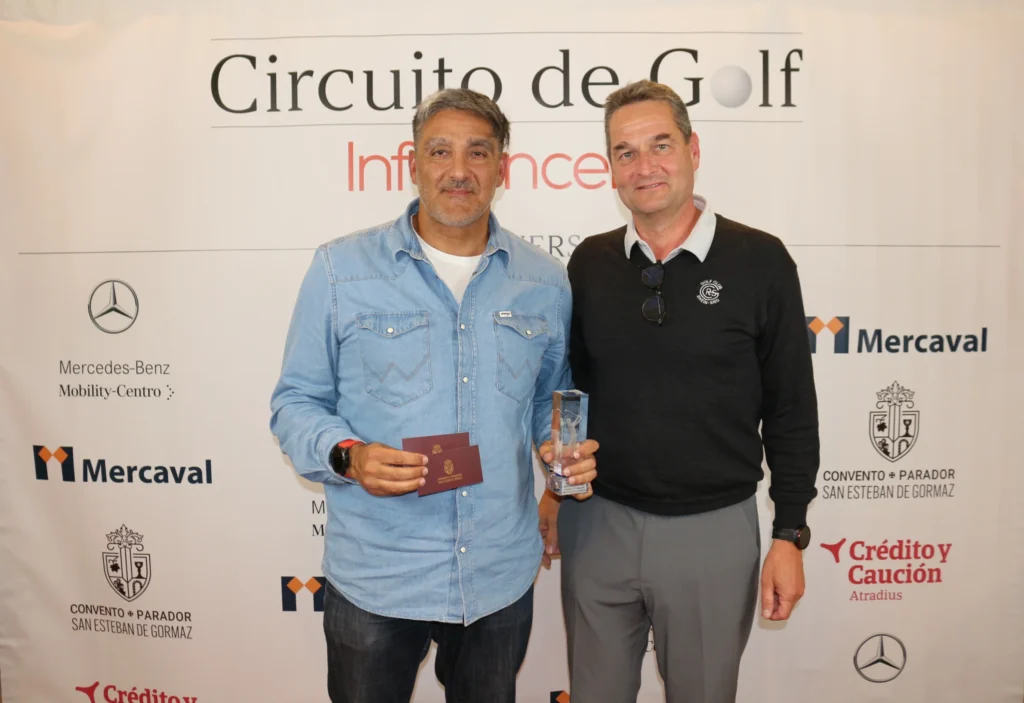 Javier Díaz Garrido (izquierda), recibe el premio al Ganador en Primera Categoría, entregado por Stephan Graff, CEO de Mobility-Centro.
