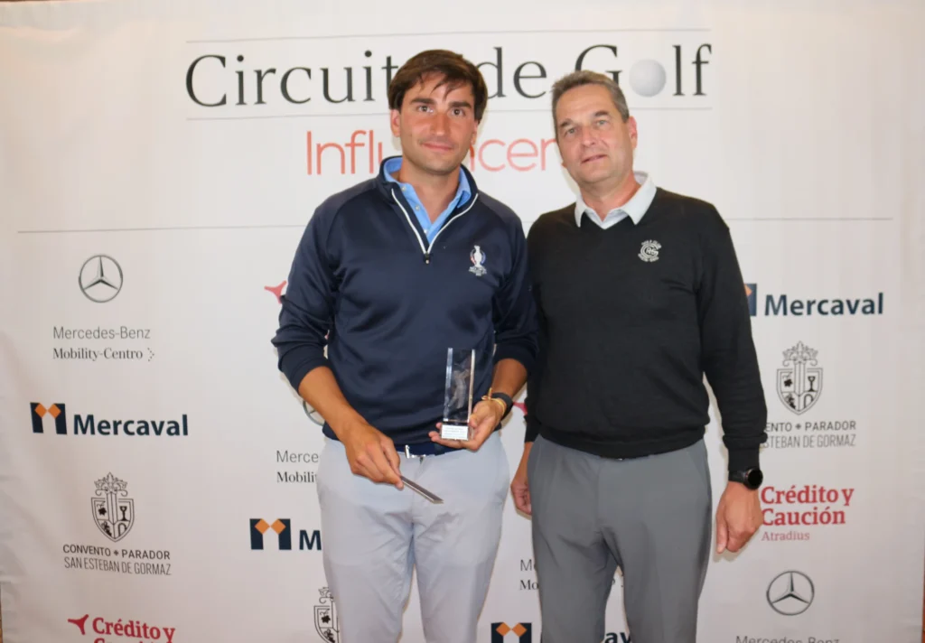 Pablo Trapote, a la izquierda, recibe el premio Ganador Scratch a manos de Stephan Graff, CEO de Mobility-Centro.
